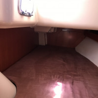 Confortable couchette arrière sur le Dufour 34 à louer